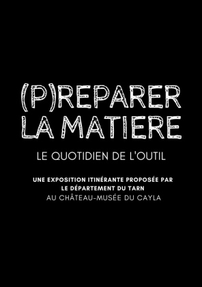 Accrochage de l'exposition (P)réparer la matière au Château-Musée du Cayla