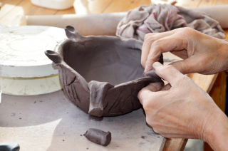 Début des cours de poterie - découverte de la terre