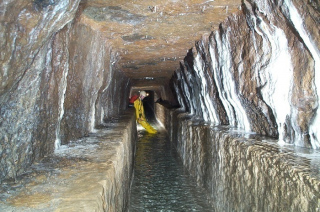 Visite d'un aqueduc souterrain à plus de 30 mètres de profondeur - Sortie spéléo