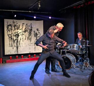 Performance artistique : Maudit soit la Guerre