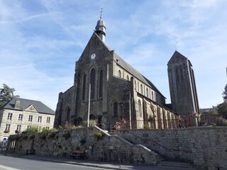 Visite libre de la collégiale de Mortain : découverte d'un joyau historique et s