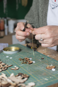 Découvrez le métier de créatrice de bijoux en bois à l’atelier BEWÖÖD