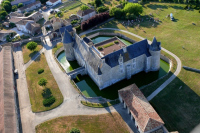 Visitez la chapelle et les extérieurs de ce château médiéval aux décors Renaissa