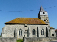 Visitez une église médiévale avec des traces de "fortifications"