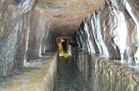 Visite d'un aqueduc souterrain à plus de 30 mètres de profondeur - Sortie spéléo