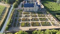Rendez vous dans les jardins du château de Villeneuve à Martigné Briand- Terranj