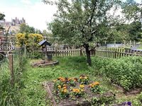 Jardin monastique au bord du Loir avec vue sur château à Durtal
