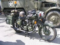 Défilé de motos militaires à Ranville