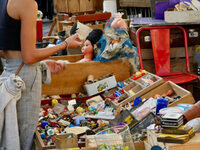 Le vide-greniers bordelais sur le parvis des frères Pouyanne à Bordeaux