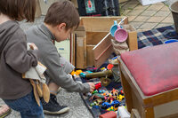 Vide-greniers bordelais sur la place de l'église Saint Augustin à Bordeaux