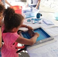 Atelier sérigraphie dans le jardin de la grande dîmière à Villages du Lac de Paladru