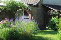 Jardins de roses, d'abeilles et de groseilles : Le Jardin de Manou à Gundershoffen