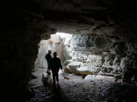 Visite de la Baume Auriol, une grotte médiévale fortifiée à Saint-Maurice-Navacelles