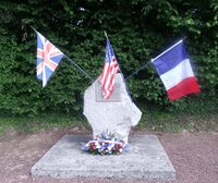 Cérémonie à l'aérostèle du A4 de La Cambe à La Cambe