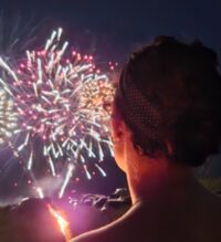 LE VILLAGE D'OMAHA : Feu d'artifice à Saint-Laurent-sur-Mer