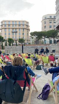 Séance d'écoute sur transat du podcast « Cabaraï» à Marseille 1er