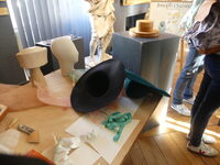 Démonstration : défilé de mode dans les salles du musée à Coutances