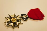 Les Fresnois et la Légion d’honneur : des parcours et talents distingués à Fresnay-sur-Sarthe