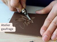 Atelier gaufrage au Moulin du Got à Saint-Léonard-de-Noblat