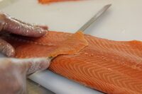 Apprenez à trancher le saumon fumé à Granville