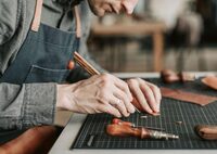 Atelier travail du cuir à Cambo-les-Bains