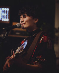 Concert-conté avec April dans une grange ouverte à Cérizols à Cérizols