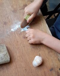 Fabrication de parure paléolithique à Avallon