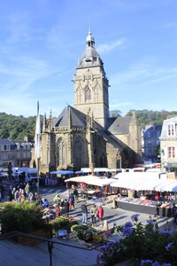 Le petit marché à Villedieu-les-Poêles-Rouffigny