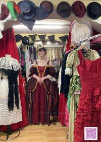 Visite commentée de la Costumotek et son stock de +15 000 costumes et accessoire à Montpellier