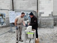 Atelier et démonstration de taille de pierre au pied du chantier de restauration à Douai