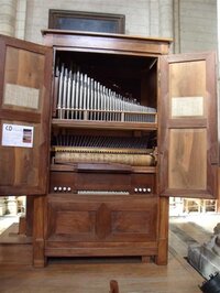 Présentation des chapiteaux de l’église abbatiale et de l’orgue à cylindre, dans à Airvault
